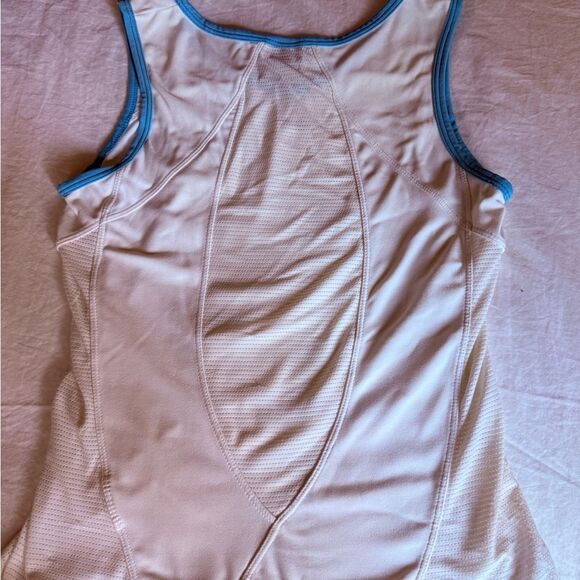 Nike Dri-Fit Woman’s V Neck Sleeveless Tennis Top White/Turquoise Trim. Size XS. - Picture 3 of 4